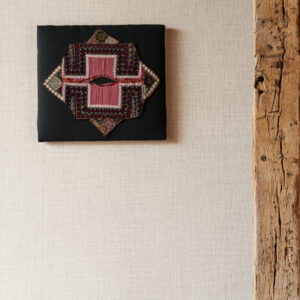 Arte Gitane Nongo behang in kleur Warm White (49510) - Interieur impressie