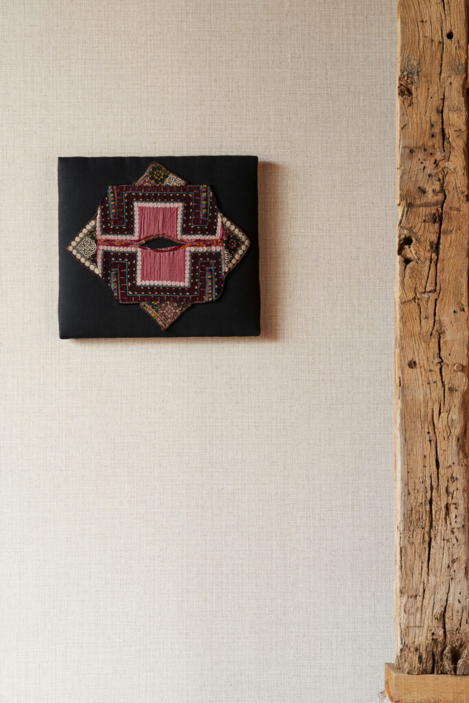 Arte Gitane Nongo behang in kleur Warm White (49510) - Interieur impressie