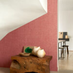 Arte Gitane Nongo behang in kleur Warm Fuchsia (49522) - Interieur impressie
