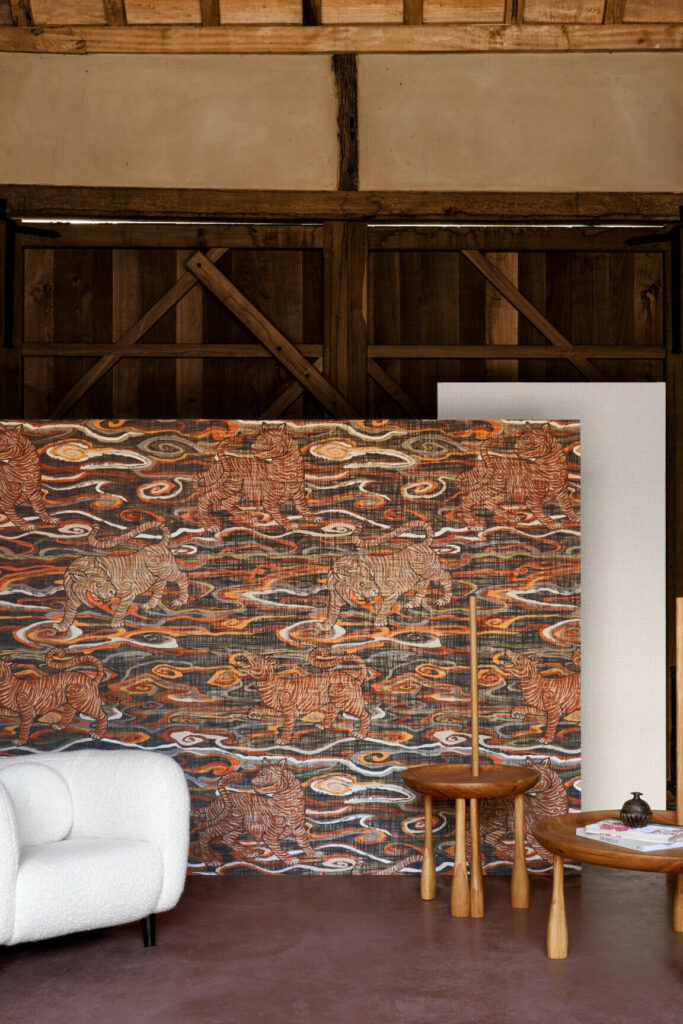 Arte Gitane Tigris behang in kleur Burnt Sienna (49570) - Interieur impressie