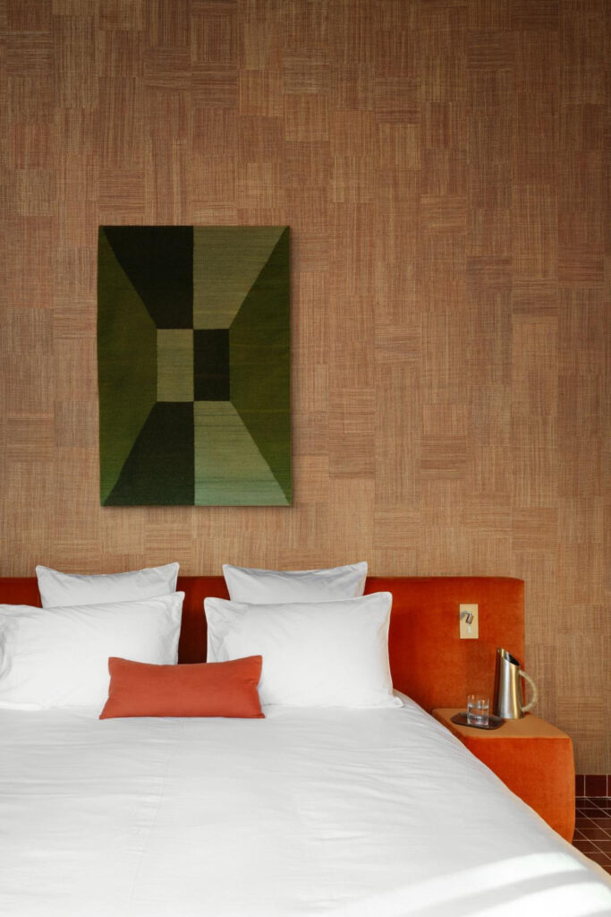 Arte Icarus Telaio behang in kleur Toffee (15721) - Interieur impressie