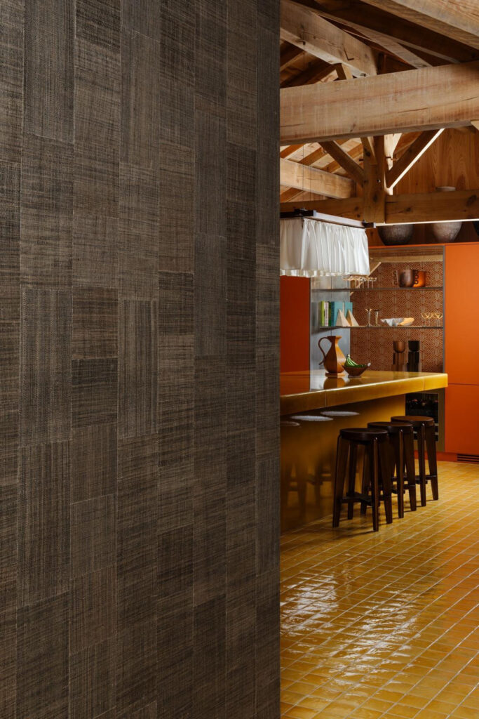 Arte Icarus Telaio behang in kleur Dark Sepia (15729) - Interieur impressie