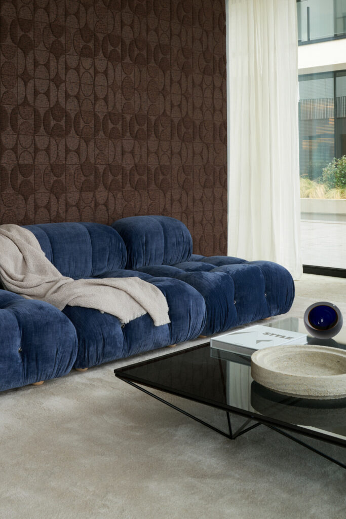 Arte Icons Curve behang in kleur Dark Taupe (85553) - Interieur impressie