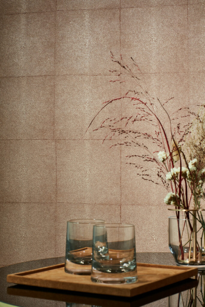 Arte Icons Shagreen behang in kleur Rose Brown (85522) - Interieur impressie