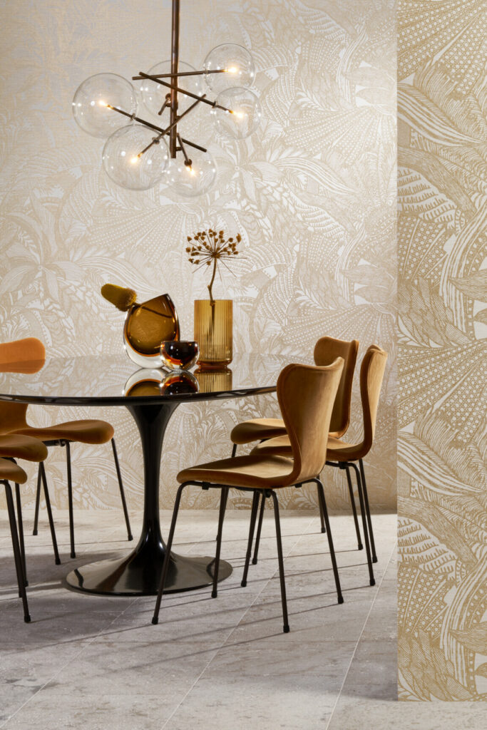 Arte Icons Symbiosis behang in kleur White Gold (85560) - Interieur impressie