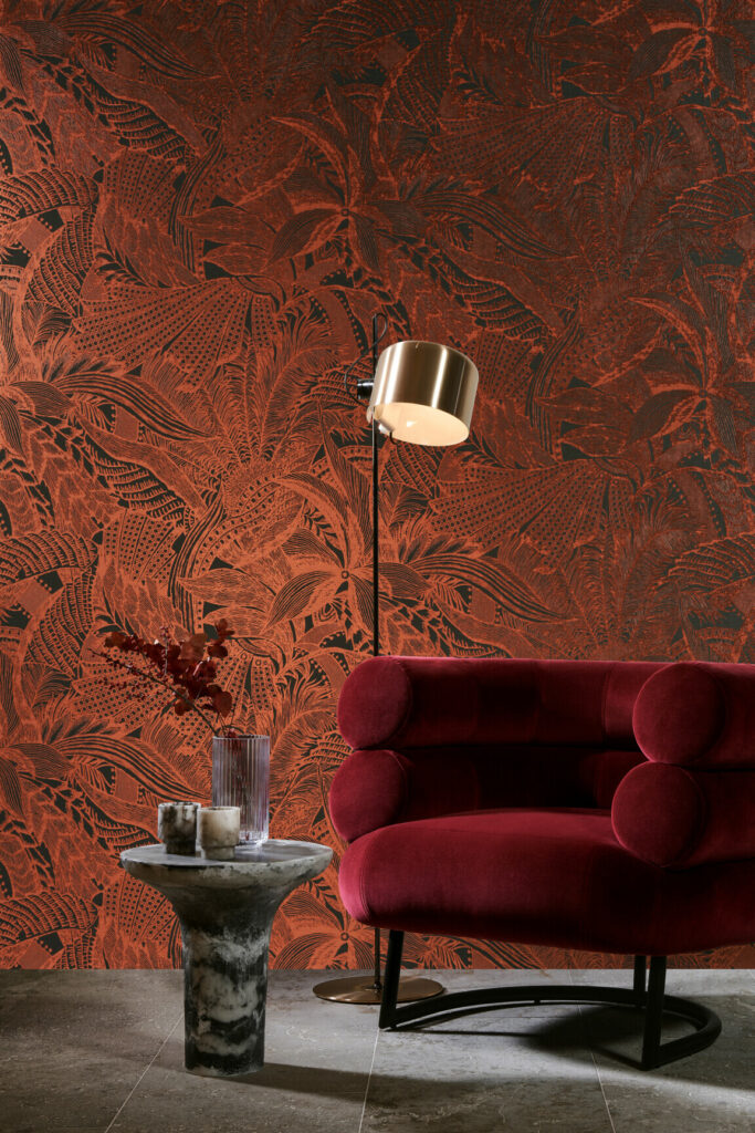 Arte Icons Symbiosis behang in kleur Maroon (85563) - Interieur impressie