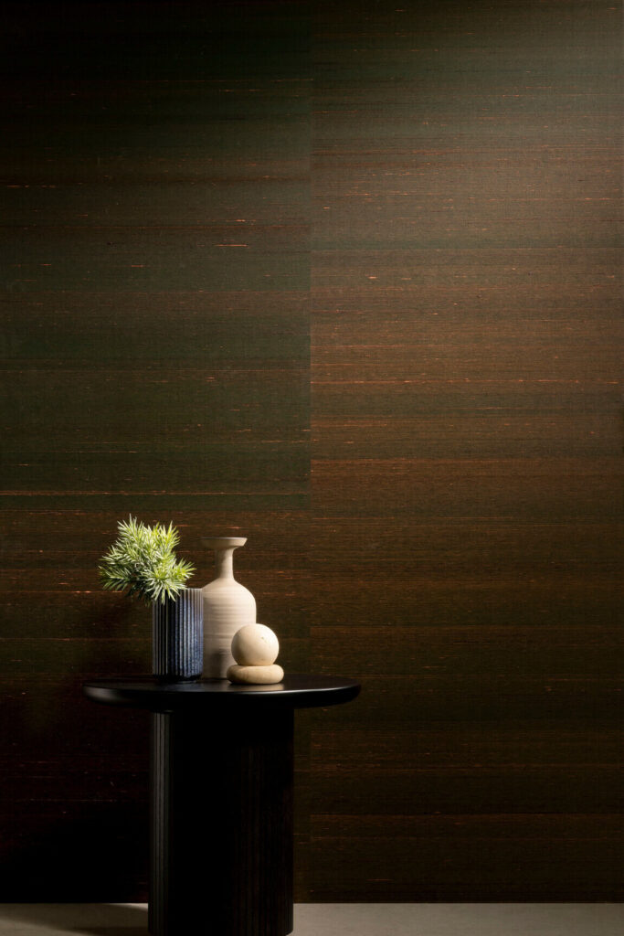 Arte Kami Dupion behang in kleur Umber (87210) - Interieur impressie