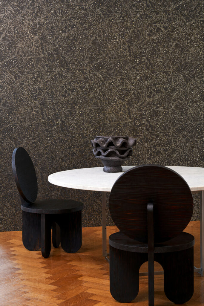 Arte Kharga Gobi behang in kleur Starry Black (74030) - Interieur impressie