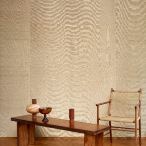 Arte Kharga Moire behang in kleur Bright Gold (15011A) - Interieur impressie