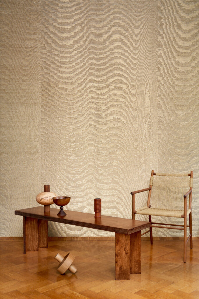 Arte Kharga Moire behang in kleur Bright Gold (15011A) - Interieur impressie