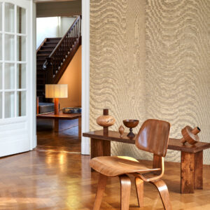 Arte Kharga Moire behang in kleur Bright Gold (15011A) - Interieur impressie