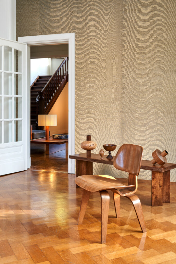 Arte Kharga Moire behang in kleur Bright Gold (15011A) - Interieur impressie