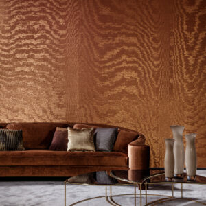 Arte Kharga Moire behang in kleur Sunset Orange (15012A) - Interieur impressie