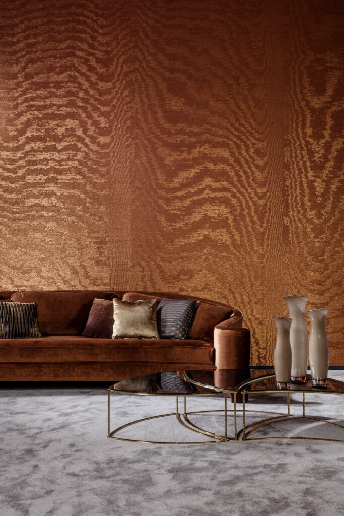 Arte Kharga Moire behang in kleur Sunset Orange (15012A) - Interieur impressie