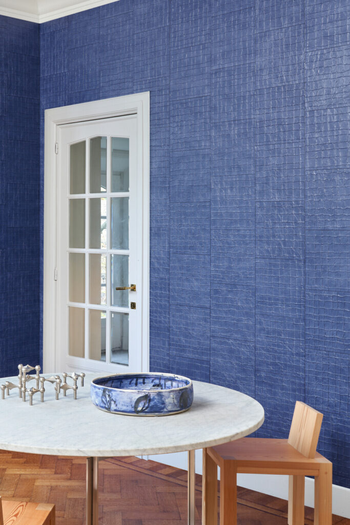 Arte Kharga Tenere behang in kleur Sodalite Blue (74026) - Interieur impressie