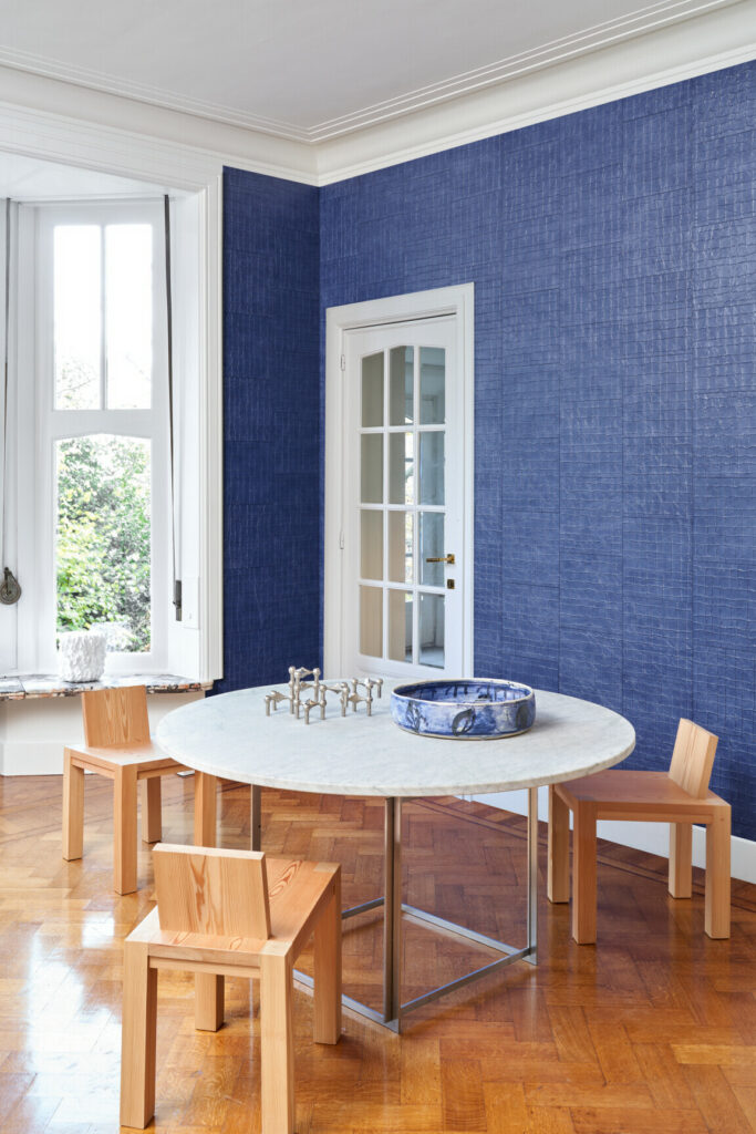 Arte Kharga Tenere behang in kleur Sodalite Blue (74026) - Interieur impressie