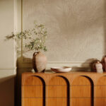 Arte Lanai Maui behang in kleur Greige (81533) - Interieur impressie