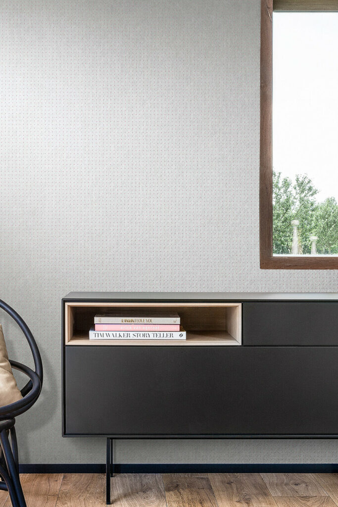 Arte Le corbusier dots Dots behang in kleur Pearl Grey (31004) - Interieur impressie