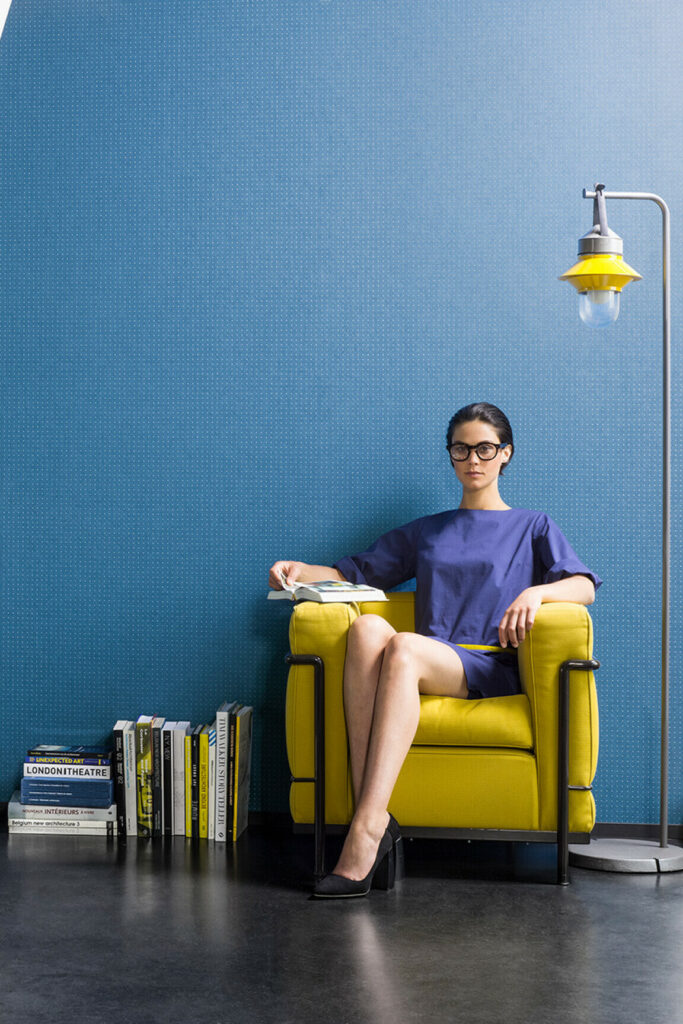 Arte Le corbusier dots Dots behang in kleur Powerful Cerulean (31011) - Interieur impressie