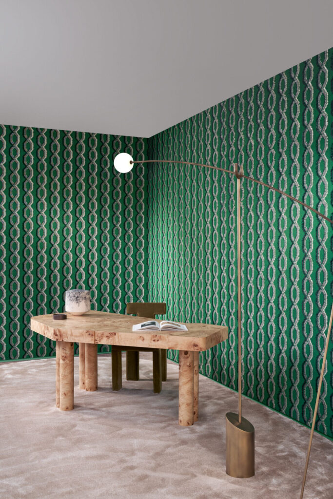 Arte Le couturier Franges behang in kleur Parakeet (58520) - Interieur impressie