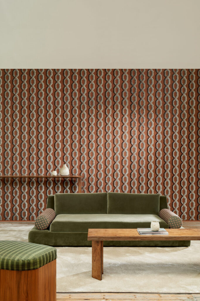 Arte Le couturier Franges behang in kleur Chestnut (58524) - Interieur impressie