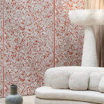 Arte Le couturier La perle behang in kleur Coral (58536) - Interieur impressie