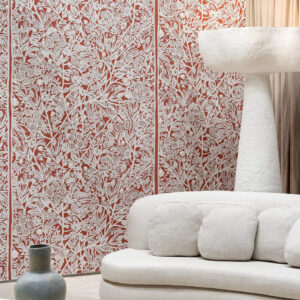 Arte Le couturier La perle behang in kleur Coral (58536) - Interieur impressie