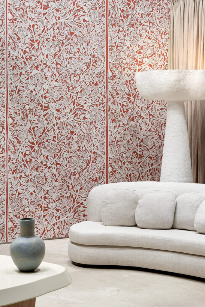 Arte Le couturier La perle behang in kleur Coral (58536) - Interieur impressie