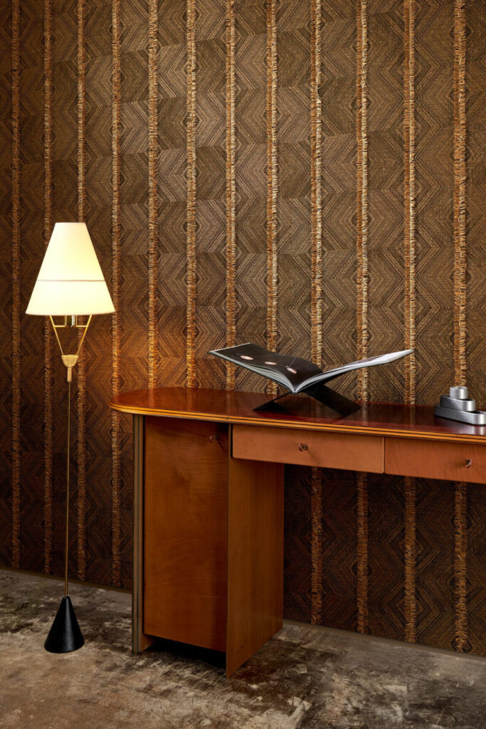 Arte Le couturier Majesto behang in kleur Caramel (58510) - Interieur impressie