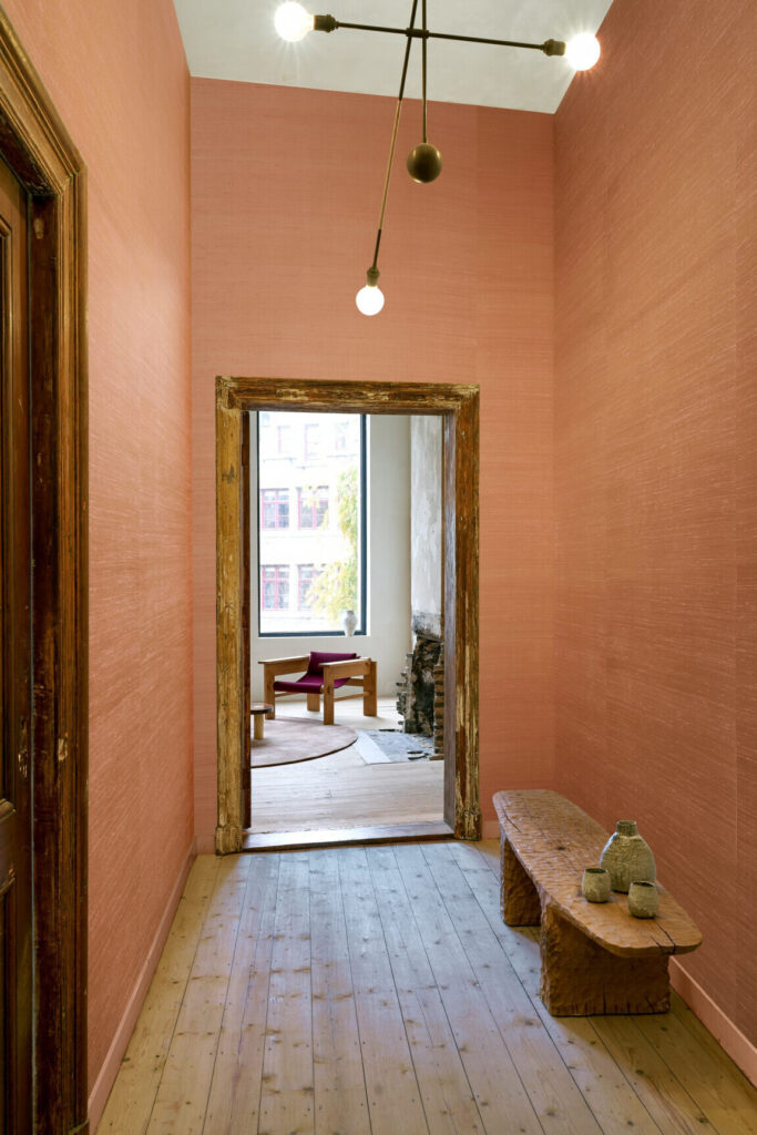 Arte Le couturier Papillon behang in kleur Earth (58545) - Interieur impressie