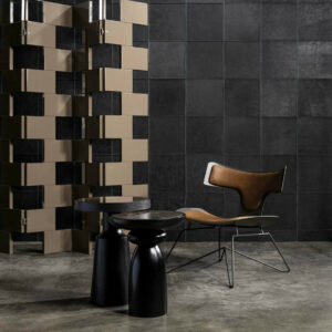 Arte Les cuirs Aspect behang in kleur Charcoal (33541) - Interieur impressie