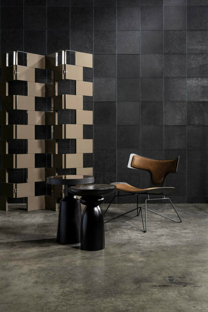 Arte Les cuirs Aspect behang in kleur Charcoal (33541) - Interieur impressie