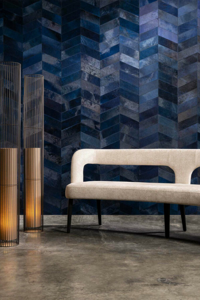 Arte Les cuirs Montage behang in kleur Indigo (33524) - Interieur impressie