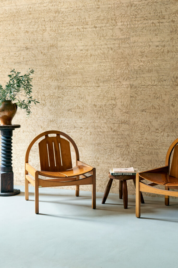 Arte Les forets Ajoura behang in kleur Birch (48061) - Interieur impressie