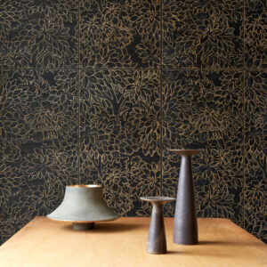 Arte Les forets Ajoura behang in kleur Ebony (48062) - Interieur impressie