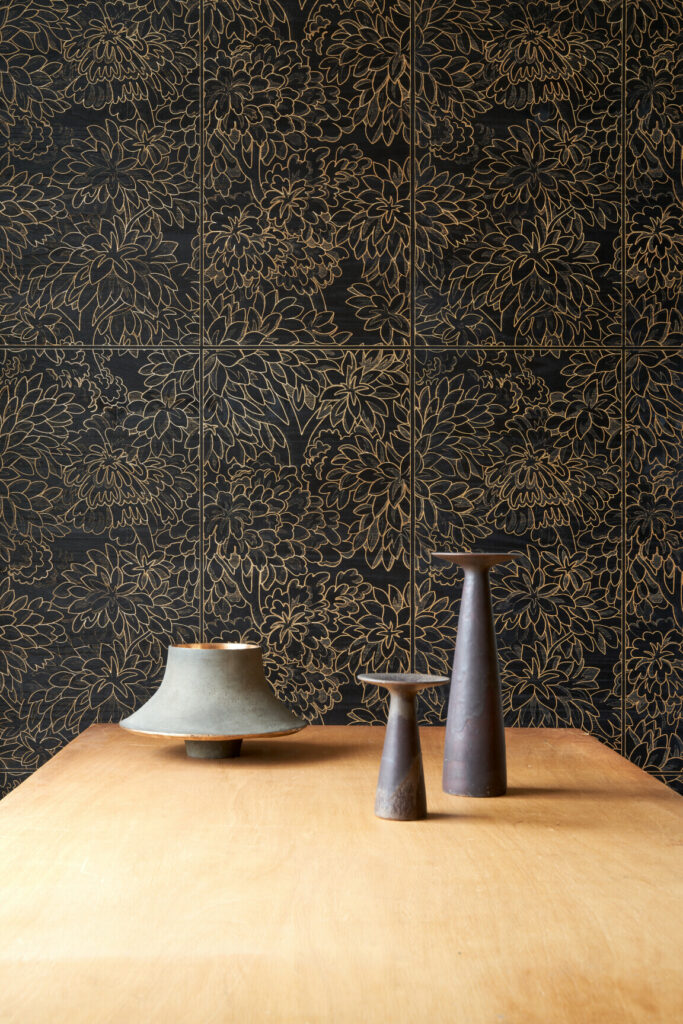 Arte Les forets Ajoura behang in kleur Ebony (48062) - Interieur impressie