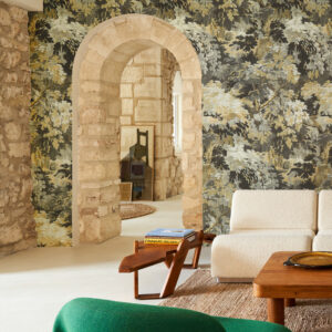 Arte Les forets Diore behang in kleur Mustard (48012) - Interieur impressie