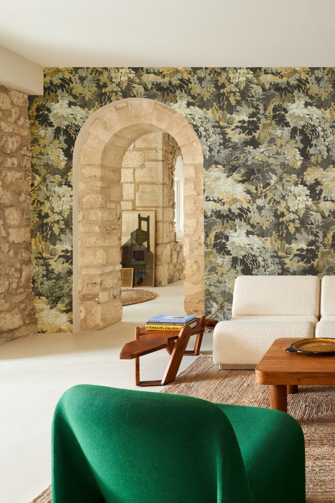 Arte Les forets Diore behang in kleur Mustard (48012) - Interieur impressie