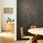 Arte Les forets Tinto behang in kleur Chocolate (48001) - Interieur impressie