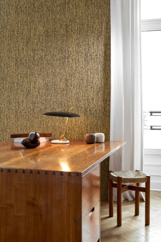 Arte Les forets Tresse behang in kleur Straw (48053) - Interieur impressie