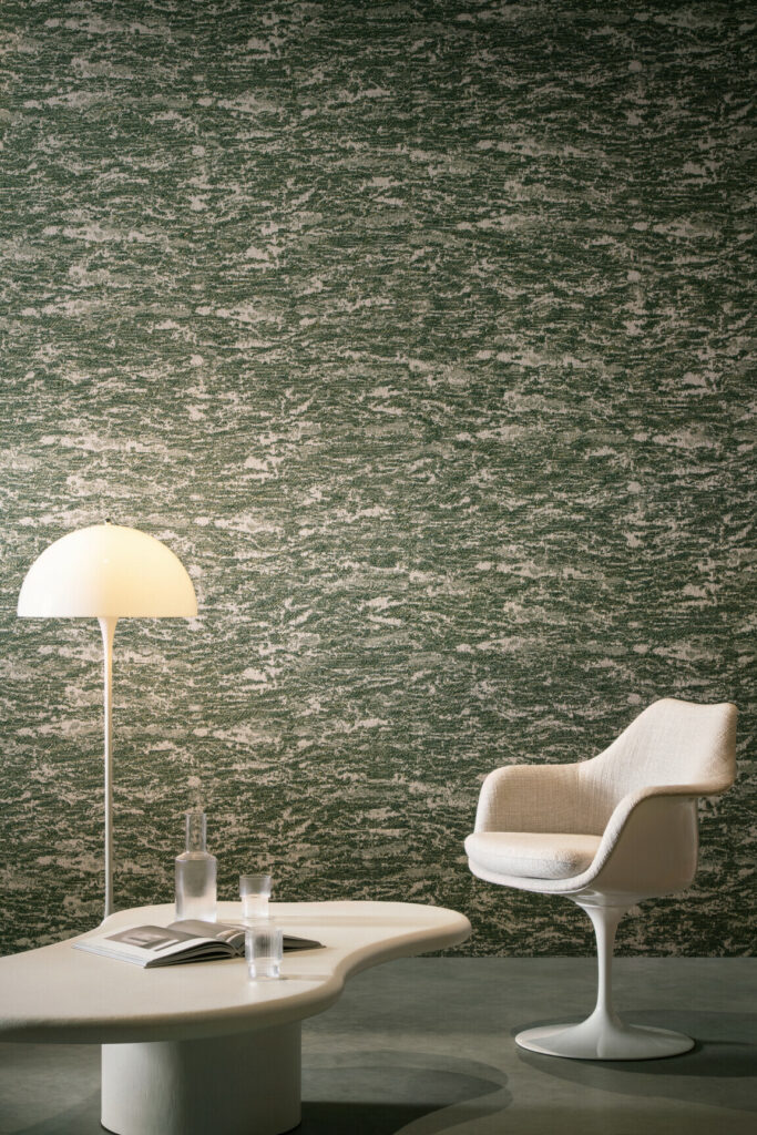 Arte Les thermes Orizzonte behang in kleur Moss (70541) - Interieur impressie