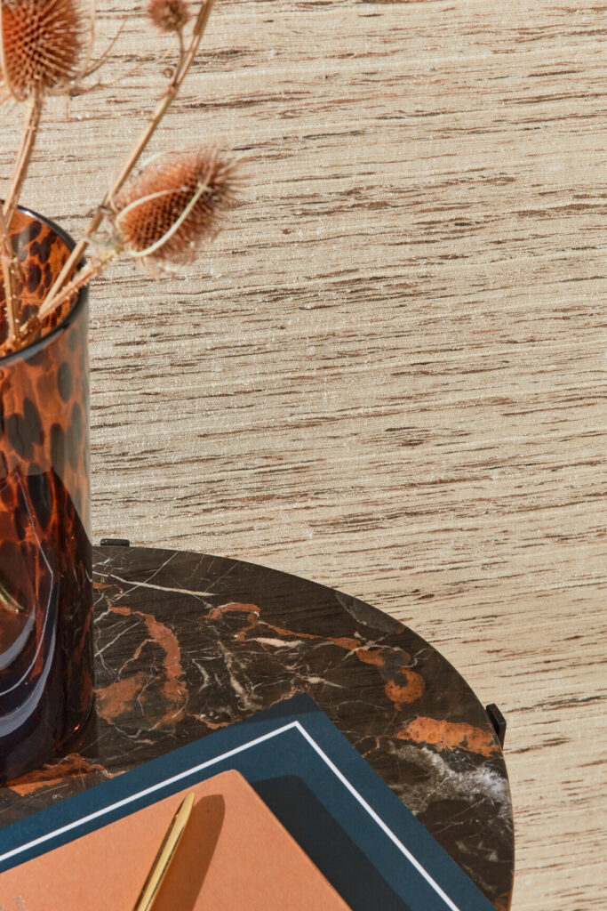 Arte Loom stories Wild silk behang in kleur LS501 (LS501) - Interieur impressie