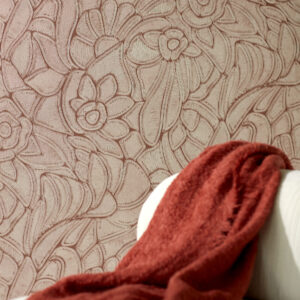 Arte Manila Flore behang in kleur Terracotta (64542) - Interieur impressie