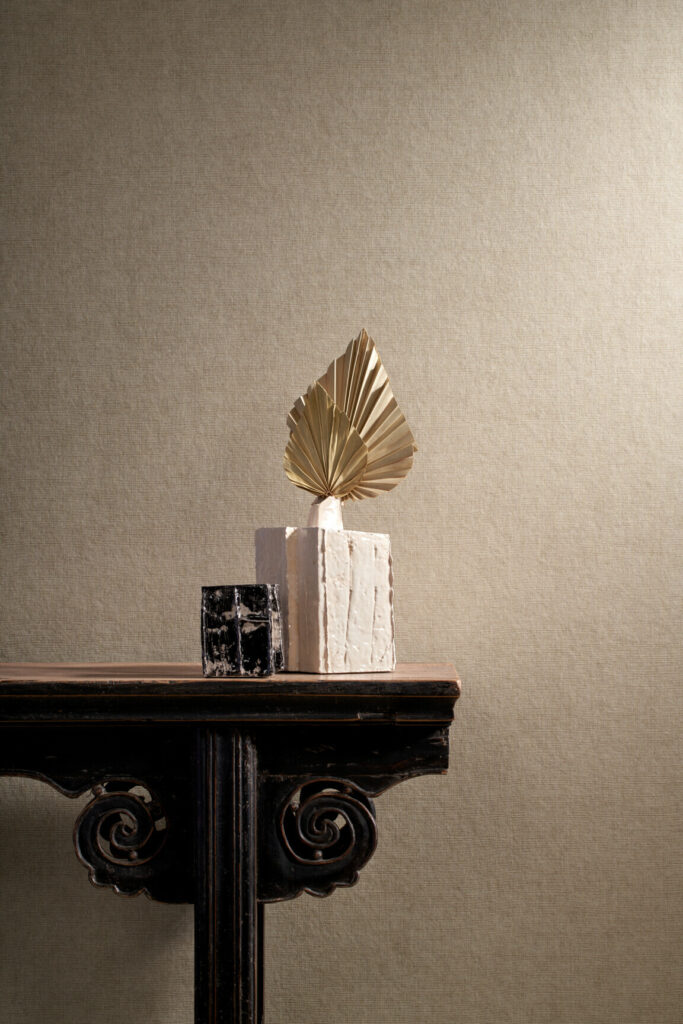 Arte Manila Tulle behang in kleur Mushroom (73085A) - Interieur impressie