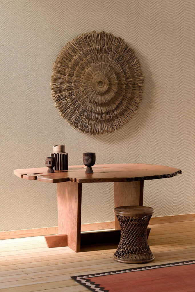 Arte Marquesa Atuona behang in kleur Biscuit (31721) - Interieur impressie