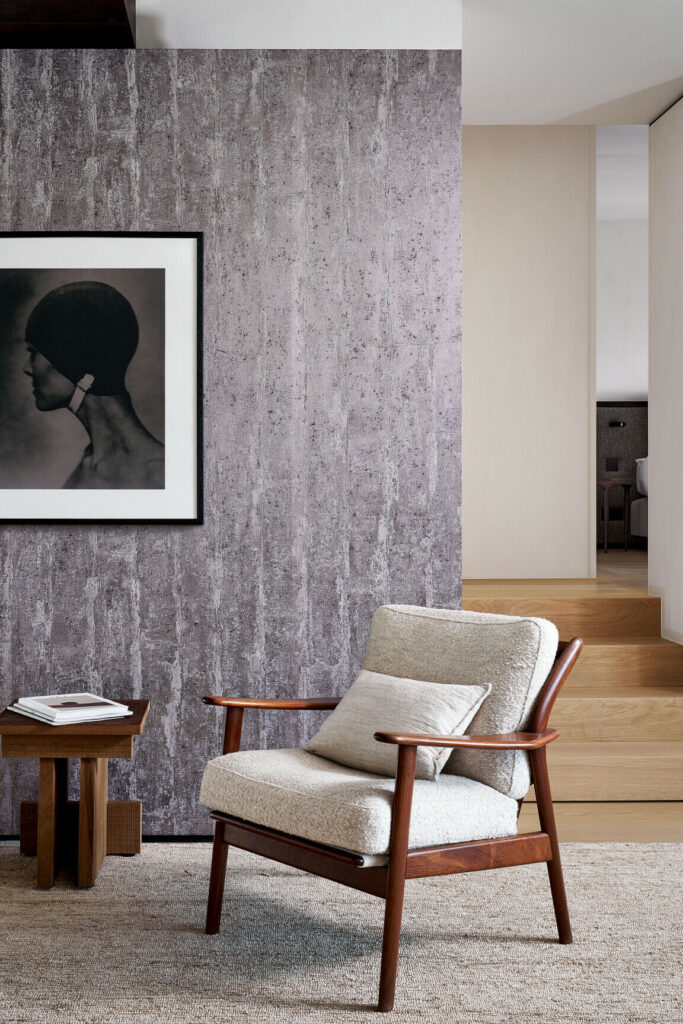 Arte Metal x patina Alepine behang in kleur Metal Plum (60132) - Interieur impressie