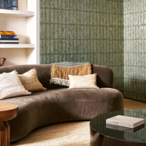 Arte Metal x patina Chalk stone behang in kleur Moss Green (60120) - Interieur impressie