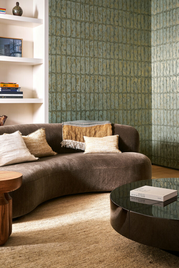 Arte Metal x patina Chalk stone behang in kleur Moss Green (60120) - Interieur impressie