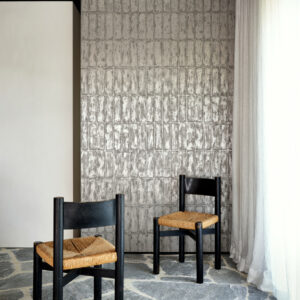 Arte Metal x patina Chalk stone behang in kleur Silver (60124) - Interieur impressie