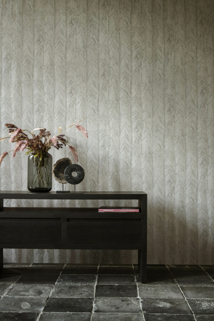 Arte Monsoon 20 Itaya behang in kleur Dove Grey (75404B) - Interieur impressie